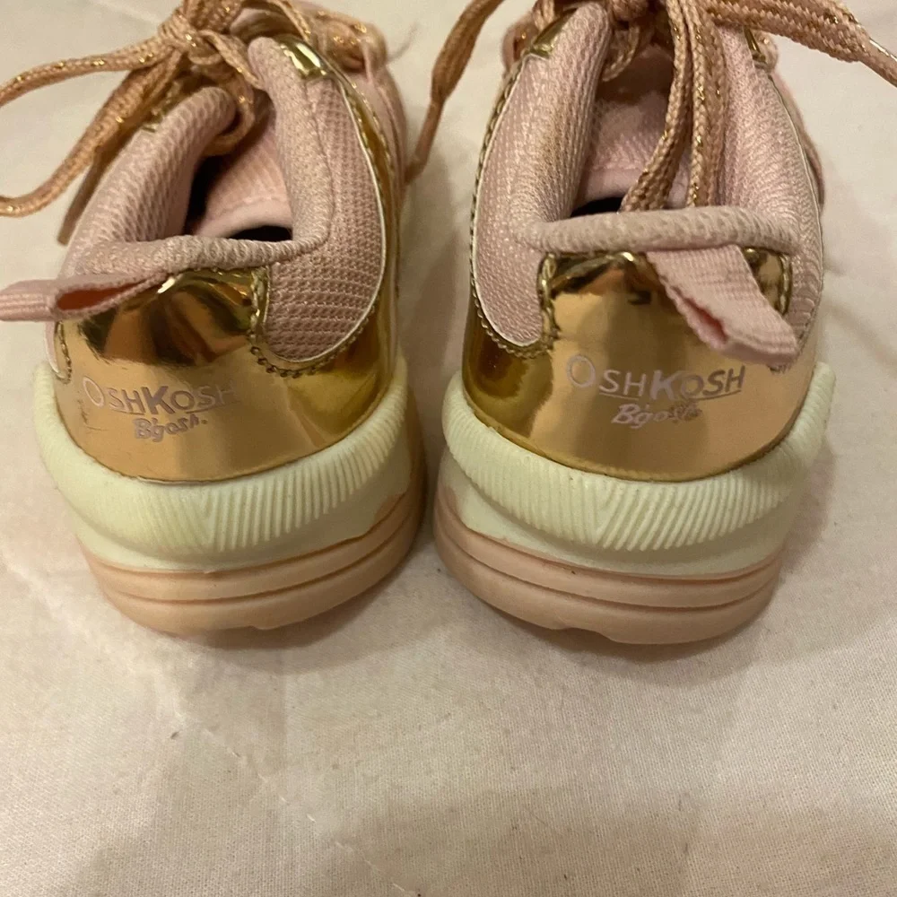 Oshkosh B’gosh Sneakers size 7 (FL)
